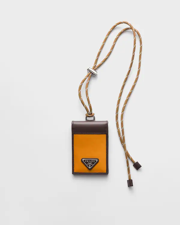 Porta tarjetas Prada Speedrock de Re-Nylon y cuero con correa