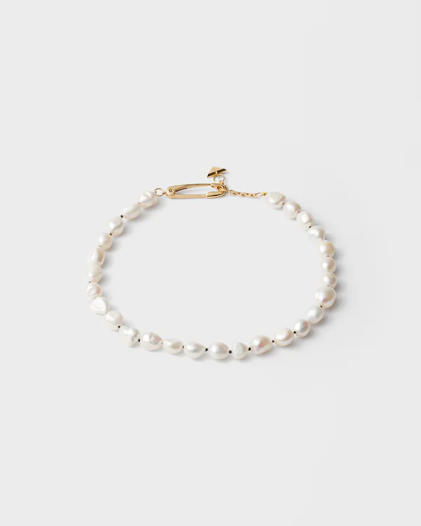 Collar de metal y perlas
