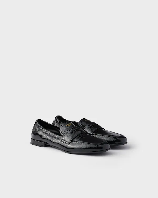Zapatillas de cuero brillante con diseño desestructurado