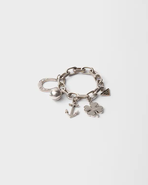 Pulsera con colgantes metálicos
