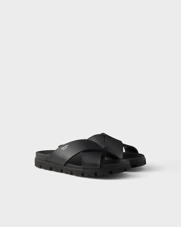 Chinelas de goma con diseño cruzado