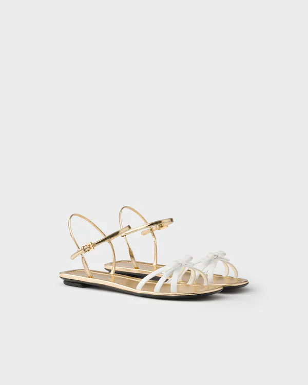 Sandalias planas de cuero patentado y metálico
