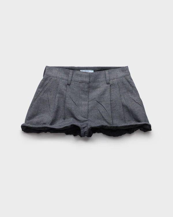 Pantalones cortos de satén grisáceo y envejecido