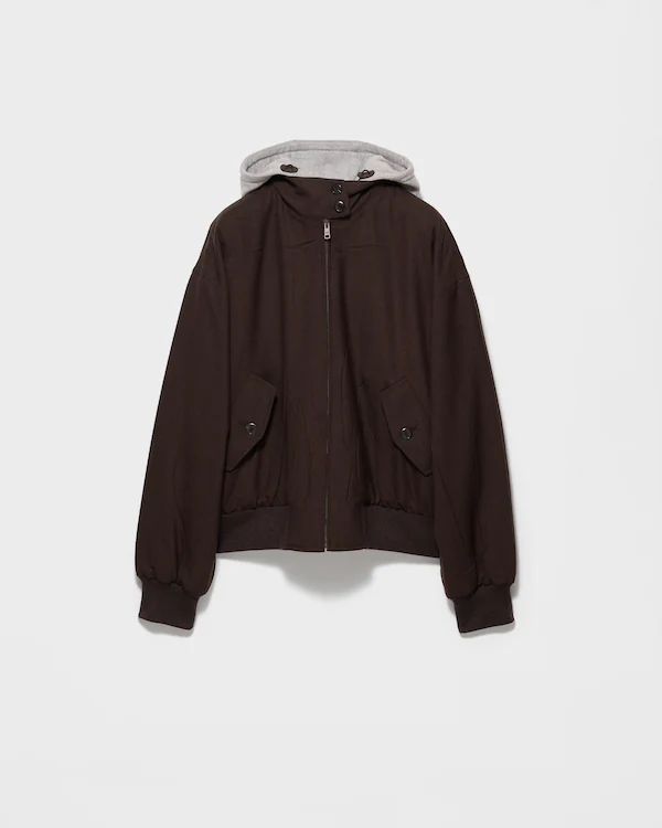 Chaqueta con capucha y puntada rush